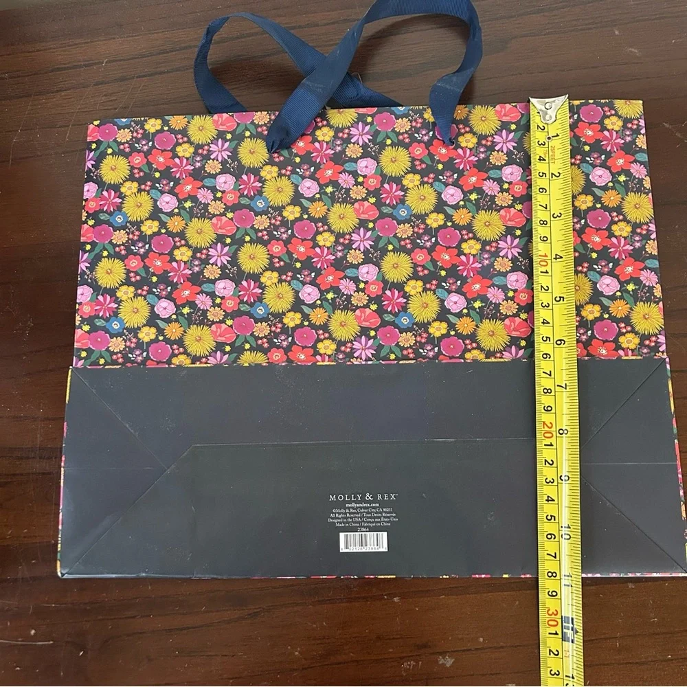Free item: Molly & Rex gift bag